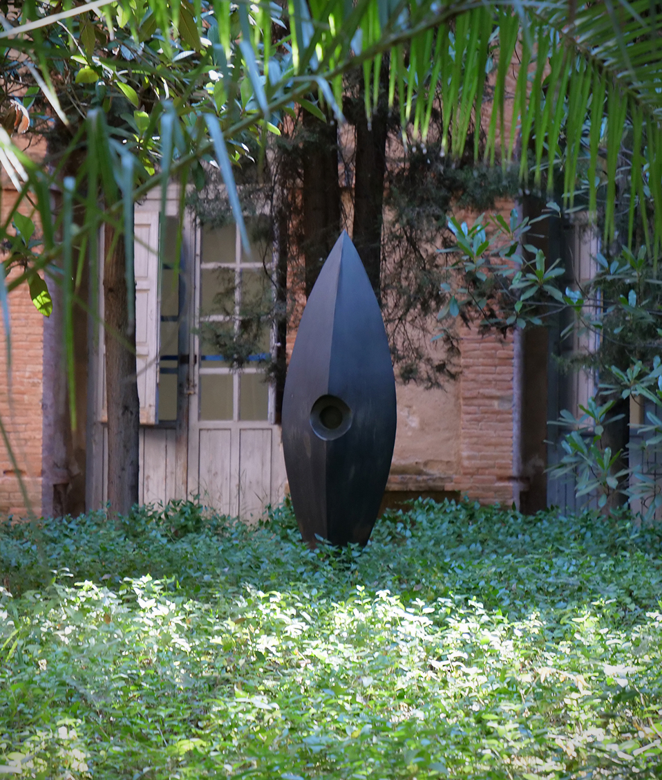 Detalle de una de las esculturas de estilo moderno presentes en el jardín exterior de la Facultad de Comunicación y Documentación