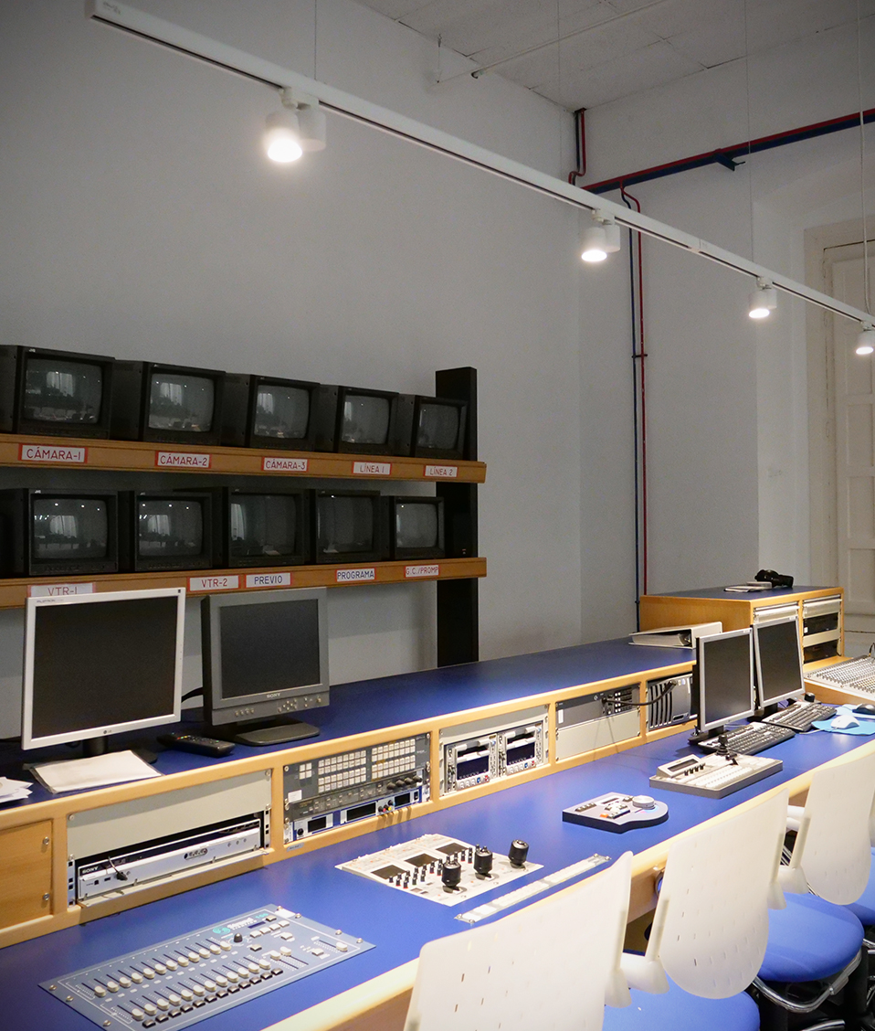 Vista general de uno de los centros de control audiovisual presentes en la Facultad de Comunicación y Documentación