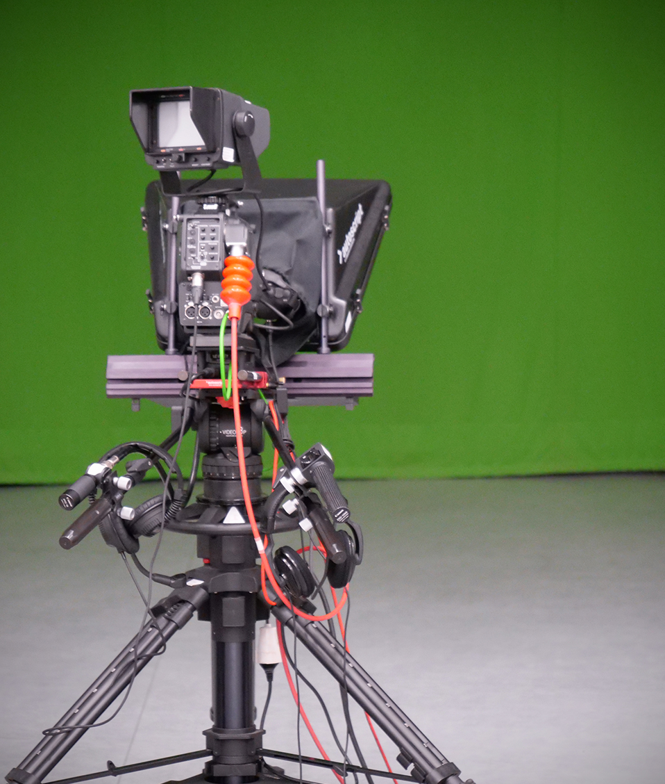 Imagen que muestra una cámara apuntando hacia un croma de color verde situado en la Facultad de Comunicación y Documentación