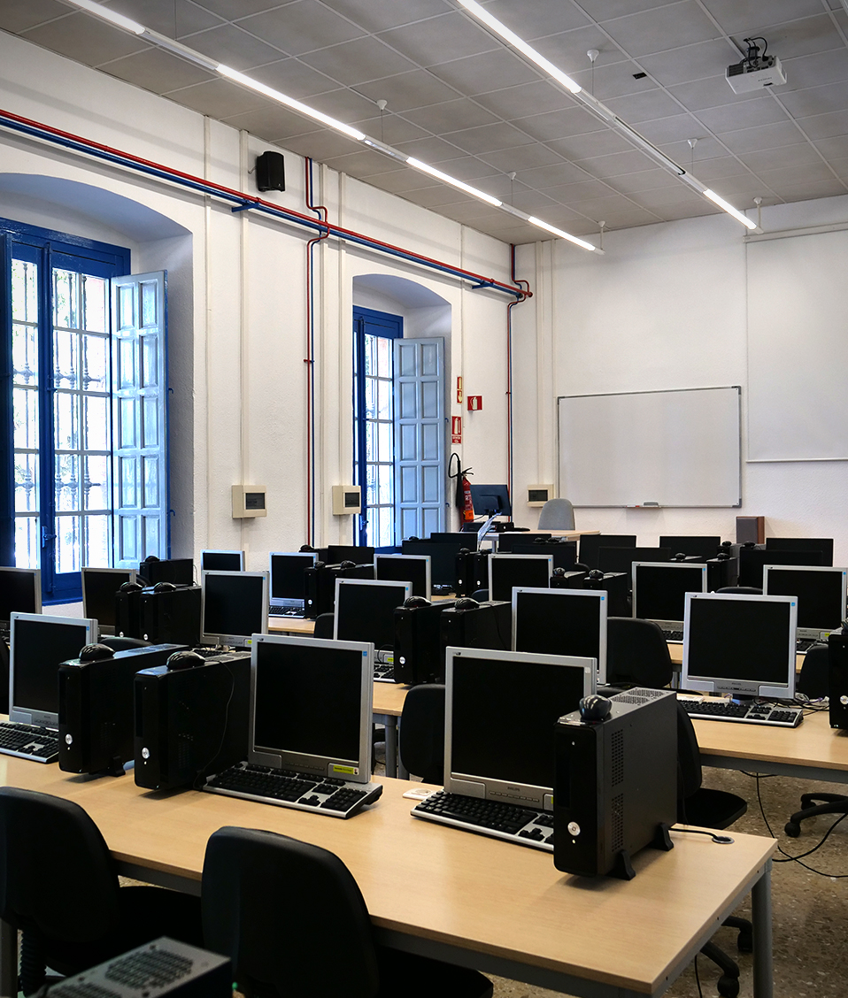 Aula de informática de la Facultad de Comunicación y Documentación equipada con numerosos ordenadores