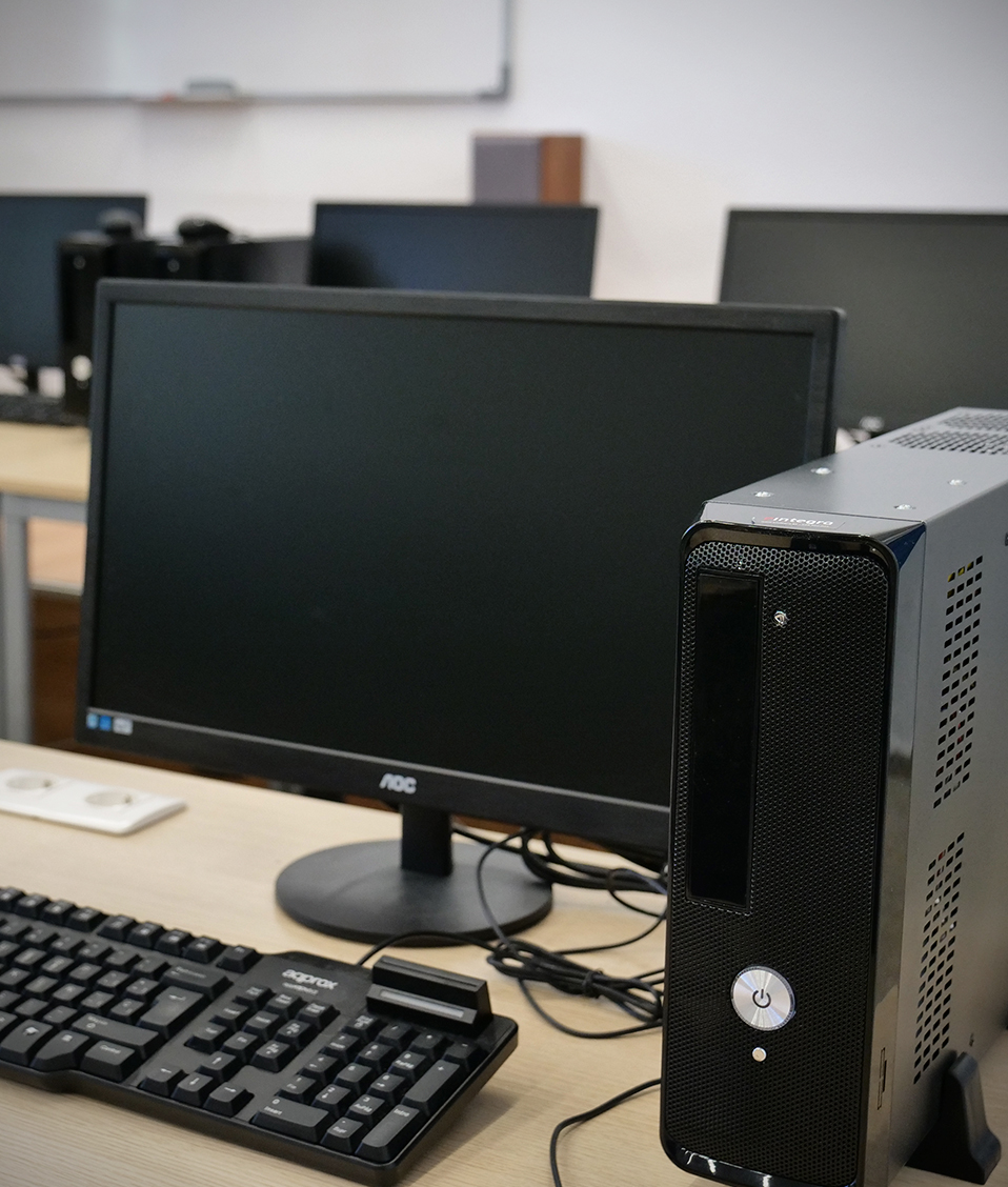 Vista en detalle de uno de los ordenadores presentes en el aula de informática de la Facultad de Comunicación y Documentación