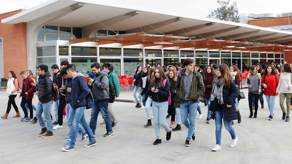 Un grupo de estudiantes a la entrada de una facultad