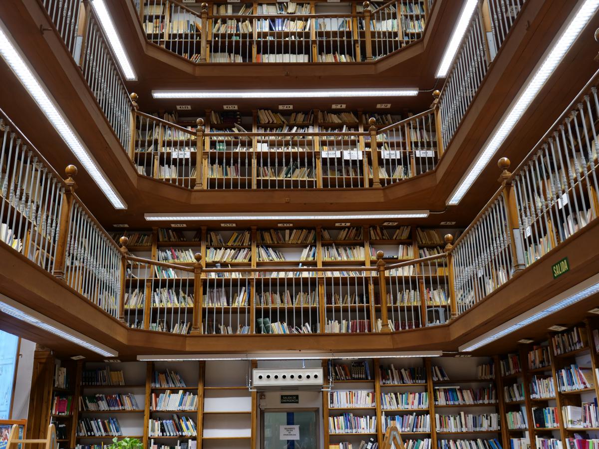Biblioteca Colegio Máximo Estanterías de libros en varias plantas
