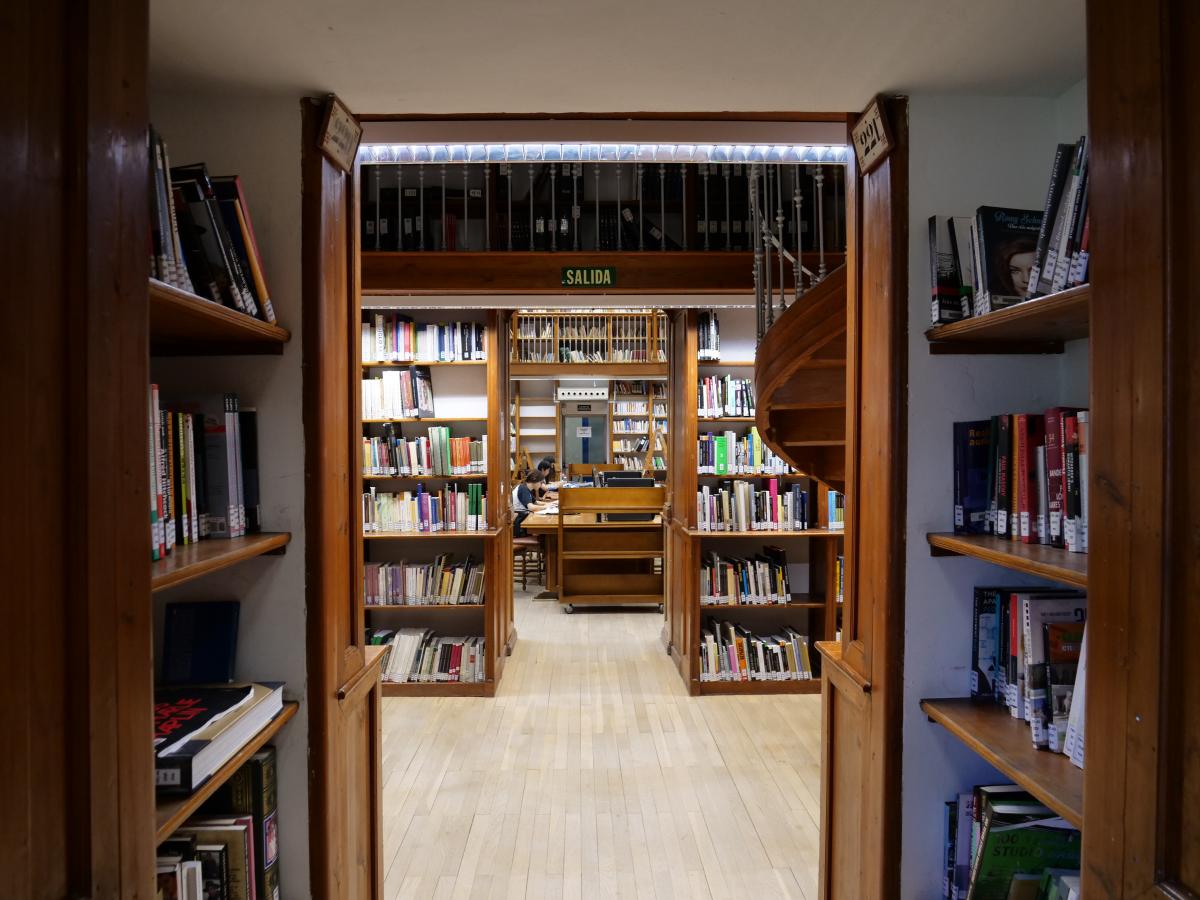 Pasillo de la biblioteca con salas al fondo